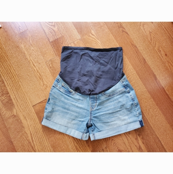 Levi Strauss Maternity Shorts - Picture 2 of 4